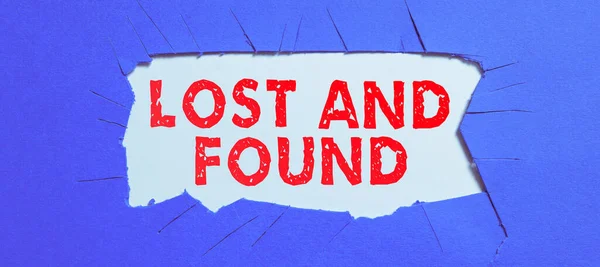 Текстовый Знак Показывающий Потерянные Найденные Концептуальные Фото Место Можете Найти — стоковое фото
