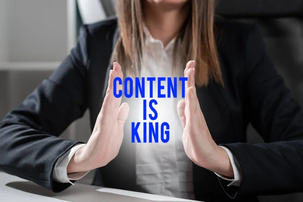 显示内容为王的文字标志商业概念内容是当今营销策略的核心 — 图库照片