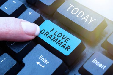 I Love Grammar 'ı sunan metin başlığı, takdir sistemi ve dilin yapısı üzerine yazılmış sözcük