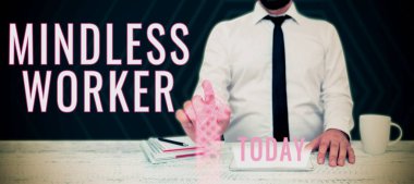 Akılsız İşçi, iş yaklaşımını gösteren ilham kaynağı. Akıllıca bir amacı olmayan, çok az dikkat çeken.