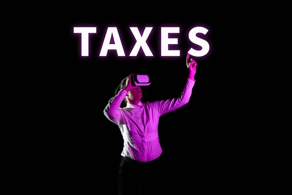 정부가 노동자들의 수입에 부과하는 수입에 기부를 단어인 세금을 표시한다 — 스톡 사진