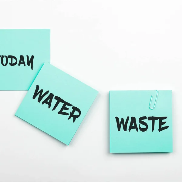 産業プロセスの一部として使用されている事業アプローチ液体である水廃棄物を表示する文字を書く — ストック写真