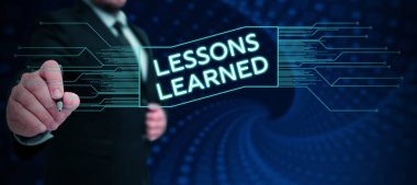 Kavramsal başlık Dersler Öğrenildi, iş dünyası tecrübeyle kazanılan bilgi veya anlayışı gözler önüne seriyor