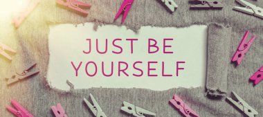 Sadece kendin ol, iş adamı ol, kendine güven, kendine güven, kendine güven ve dürüstlük motivasyonunu gösteren metin işareti