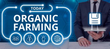 Ekolojik bazlı haşere kontrolü kullanan organik tarım ve iş yaklaşımını gösteren bir tabela