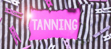 Bronzlaşma metni yazılıyor, güneşe maruz kaldıktan sonra deri dokularının doğal olarak kararması için sözcük