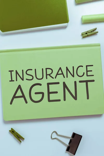 サイン表示保険募集人 保険会社に勤務し保険を販売する者への言葉 — ストック写真