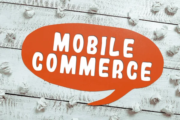 使用智能手机的所有在线商业交易的Word手写体符号Mobile Commerce — 图库照片