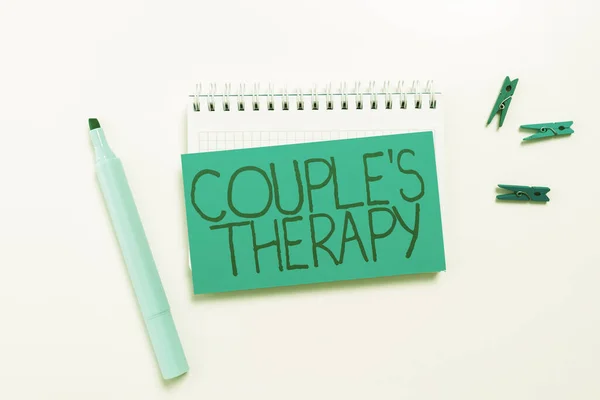 Sinal Exibindo Casal Terapia Ideia Negócio Tratar Angústia Relacionamento Para — Fotografia de Stock