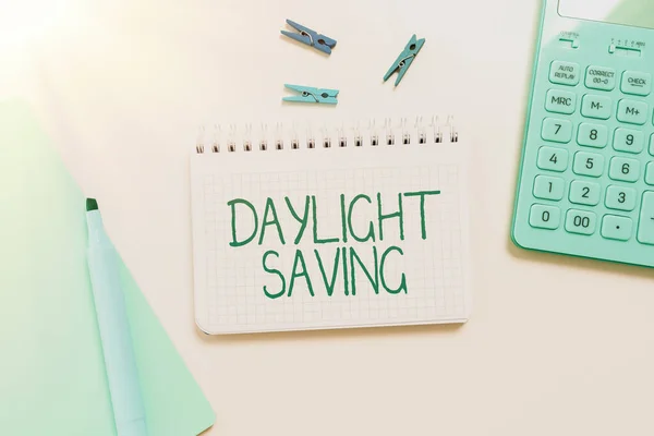 Πινακίδα Που Δείχνει Daylight Saving Business Βιτρίνα Γυρίζοντας Ρολόι Μπροστά — Φωτογραφία Αρχείου