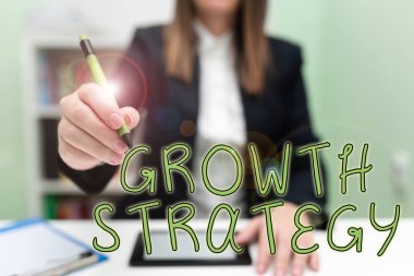 Büyüme Stratejisi, İşletme Genel Görünümü 'nü gösteren metin işareti Bir şirketin iş ve pazar genişletmek için kullandığı yöntem