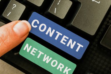 İçerik Ağı 'nı gösteren metin işareti, web sitelerinde reklamları göstermeyi kabul eden bir grup web sitesi için sözcük