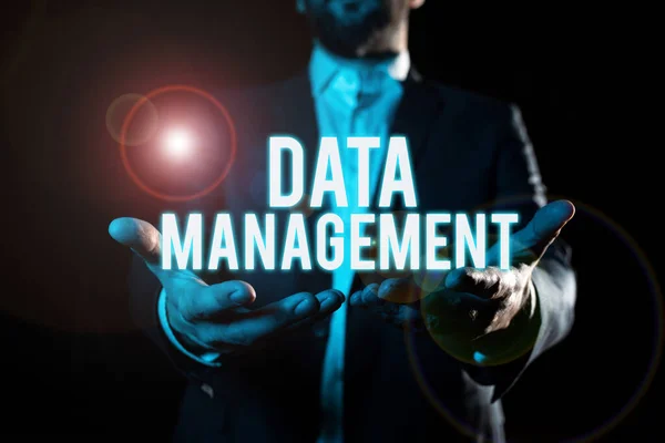 将数据管理 业务展示与数据管理相关的学科作为一种宝贵的资源来展示 — 图库照片