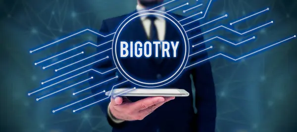 自己の意見や偏見に対する頑固なまたは不寛容な献身を意味する概念 Biogtryを提示するテキストキャプション — ストック写真