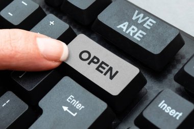 Açılıyoruz metni yazılıyor, Sözcük hiçbir kapatma veya sınırlama engeli olmadan yazılıyor, her taraftan erişilebilir
