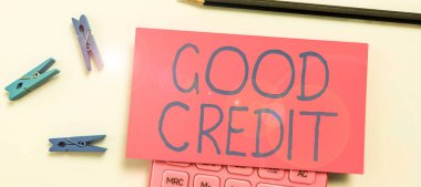 İlham kaynağı olan İyi Kredi, İş Gözden Geçirme Borcunun nispeten yüksek bir kredi puanı ve güvenli kredi riskine sahip olduğunu gösteren metin