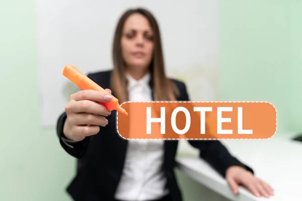 展示酒店的标志 意为旅客提供住宿膳食服务的概念 — 图库照片