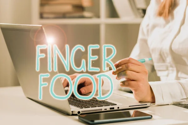 概念展示的手指食物 概念摄影产品和消化 将举行与手指吃饭 — 图库照片