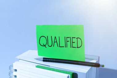 Nitelikli, Kavramsal fotoğraf sunan metin başlığı Resmi olarak belirli bir işi yapmak için eğitilmiş