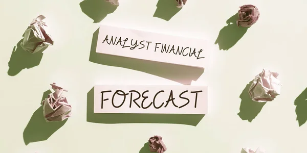 概念表示アナリスト財務予測 単語会社の将来の財務結果の見積もりに書かれています — ストック写真