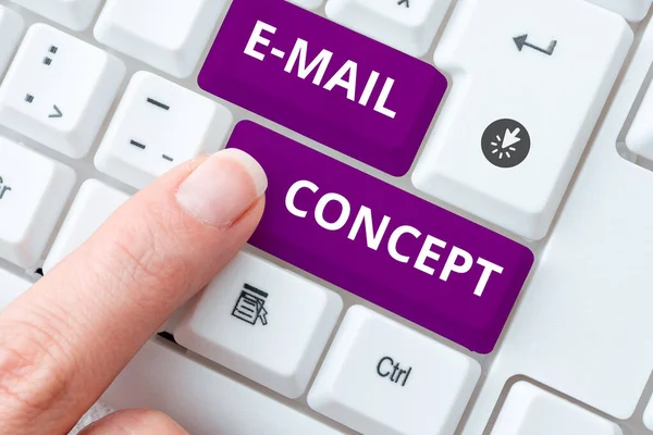 介绍电子邮件概念的文字标题 通过电子邮件与客户联系的营销努力的概念照片顺序 — 图库照片