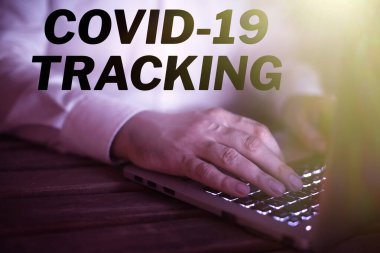 Covid 19 İzleme, İşletme yaklaşımını gösteren metin işareti. Hastalık kapmış olabilecek kişilerin ayırt etme süreci.