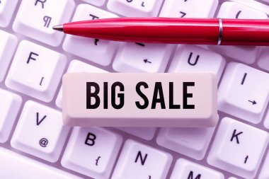 Büyük Satış ve İnternet Konseptini gösteren bir tabela. Ürünleri indirime sokuyor. Büyük fiyat Kara Cuma