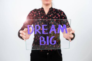 Ulaşmak istediğiniz yüksek değerli bir şeyi düşünmek için Büyük Düşler, Sözcükler 'i sunan metin başlığı