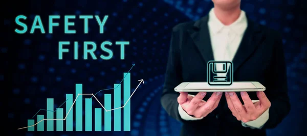 Inspiratie Toont Teken Veiligheid Eerst Business Concept Vermijd Onnodige Risico — Stockfoto