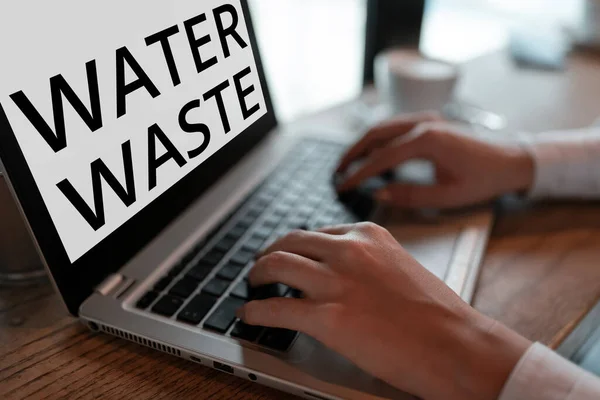 工業プロセスの一部として使用されている事業用概念液体である水廃棄物を表示する標識 — ストック写真