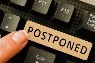 Ertelenmiş gösterme işareti, öncelik, tercih ya da önem sırasına göre daha sonra yerleştirilecek sözcük