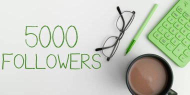 5000 takipçiyi gösteren bir tabela, iş fikri olan birini takip eden kişi sayısı