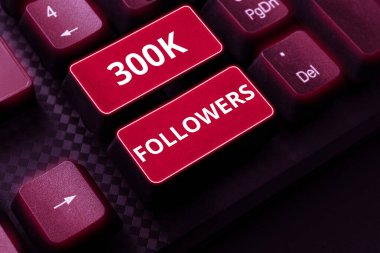 İlham veren 300K takipçilerini gösteren metin, birini takip eden kişi sayısı üzerine yazılmış sözcük