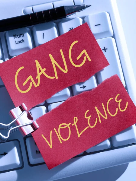 テキストを表示すること暴力団 犯罪者やギャングのグループによって引き起こされる法律の事業概要の侵害 — ストック写真