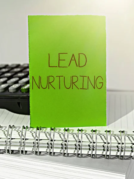 Sign Exibindo Lead Nurturing Método Foto Conceitual Construir Relacionamento Com — Fotografia de Stock