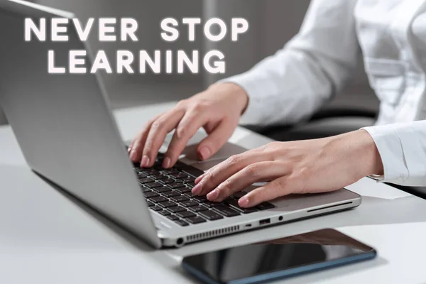 Znak Tekstowy Pokazujący Never Stop Learning Podejście Biznesowe Kontynuuj Doskonalenie — Zdjęcie stockowe