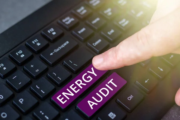 手書きのサインエネルギー監査 建物のエネルギーニーズと効率性のビジネスアプローチ評価 — ストック写真