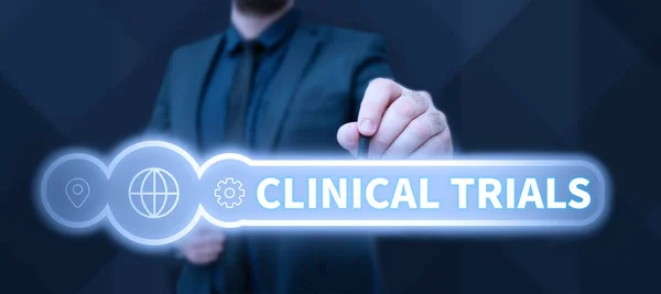Sign Displaying Clinical Trials Επιχειρηματική Επισκόπηση Έρευνα Νέες Θεραπείες Για — Φωτογραφία Αρχείου
