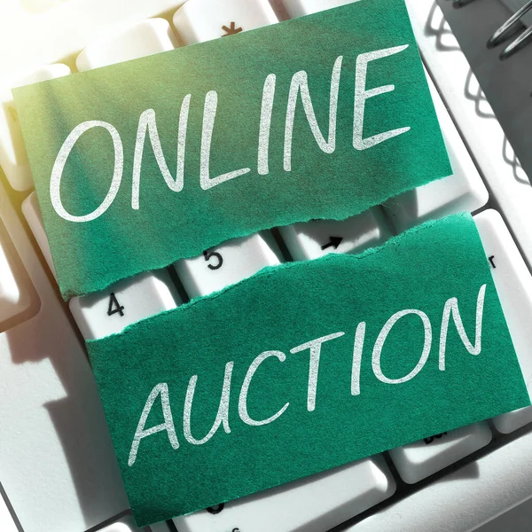 온라인 Online Auction 온라인상에서 제품이나 서비스를 구매하고 판매하는 온라인 — 스톡 사진