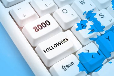 8000 takipçiyi, İnternet Kavramını ve birini takip eden kişileri gösteren imzalar