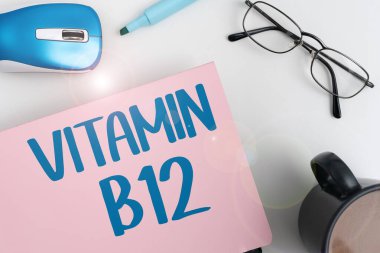 Belli enzimlerin çalışması için gerekli maddelerin iş genel görünümü grubu olan B12 vitamini metni yazılıyor