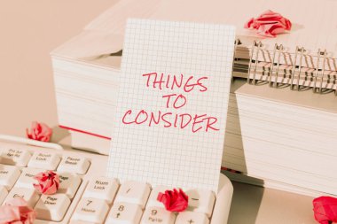 Düşünülmesi gereken metin şeyleri, kontrol edilmesi gereken iş konsepti listesi ya da alışveriş zamanı tablosu yazılıyor