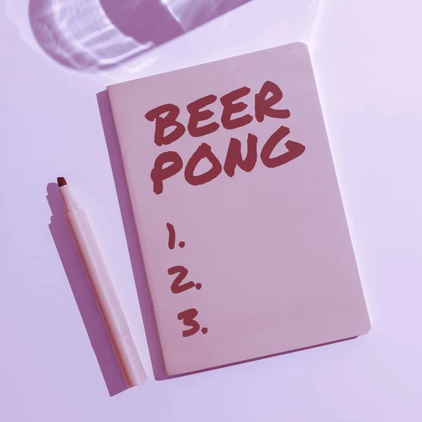 맥주가 게임을 뜻하는 Beer Pong Ping Pong Ball 던지거나 튀기거나 — 스톡 사진