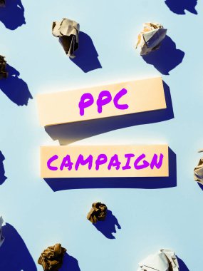 El yazısı işareti Ppc Kampanyası, Ürünlerini ve hizmetlerini tanıtmak için PPC ile Yazılan Sözcük