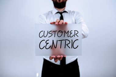 Müşterileri memnun etmek için müşteri merkezli iş konseptini gösteren bir tabela.