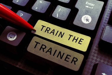 Metin başlığı: Train The Trainer, Business Showcase Akıl hocalığı veya eğitim veren diğerleri sınıfa katılıyor.