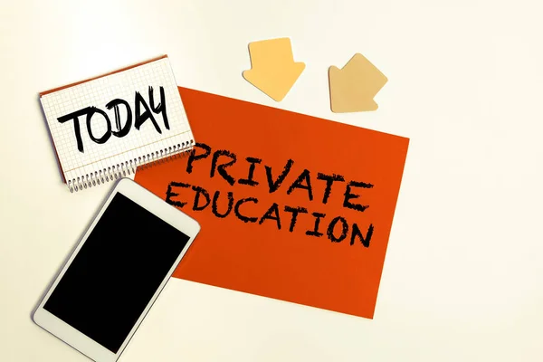 展示个人或团体使用的私人教育 商业方法的标志 — 图库照片