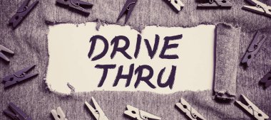 Drive Thru 'yu sunan metin başlığı, iş konsepti olan, oradan geçerek hizmet alabileceğiniz yer