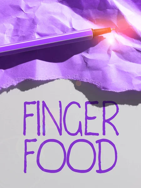 手書き文字指食品 コンセプトは 食べるための指で保持される製品や食品を意味します — ストック写真