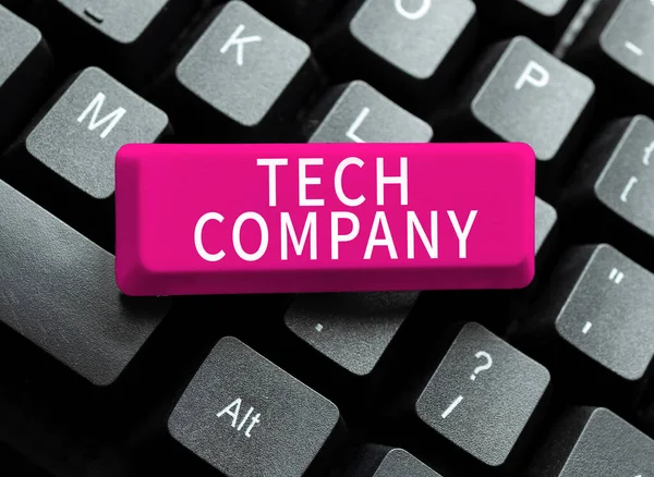 显示Tech Company的文字标识 Business展示了一家为生产可用产品而发明或创新解决方案的公司 — 图库照片